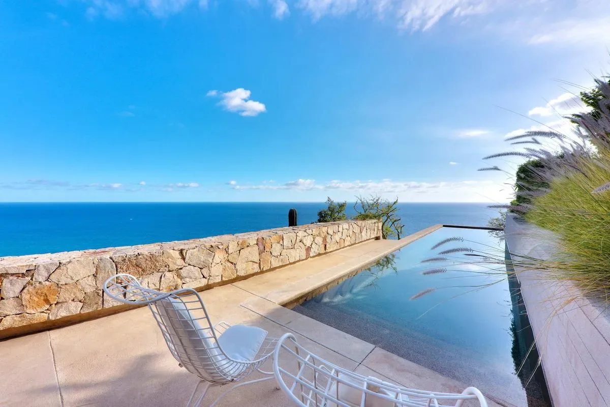 Remarkable 4BR Villa w/ Oceans Views & Pool
