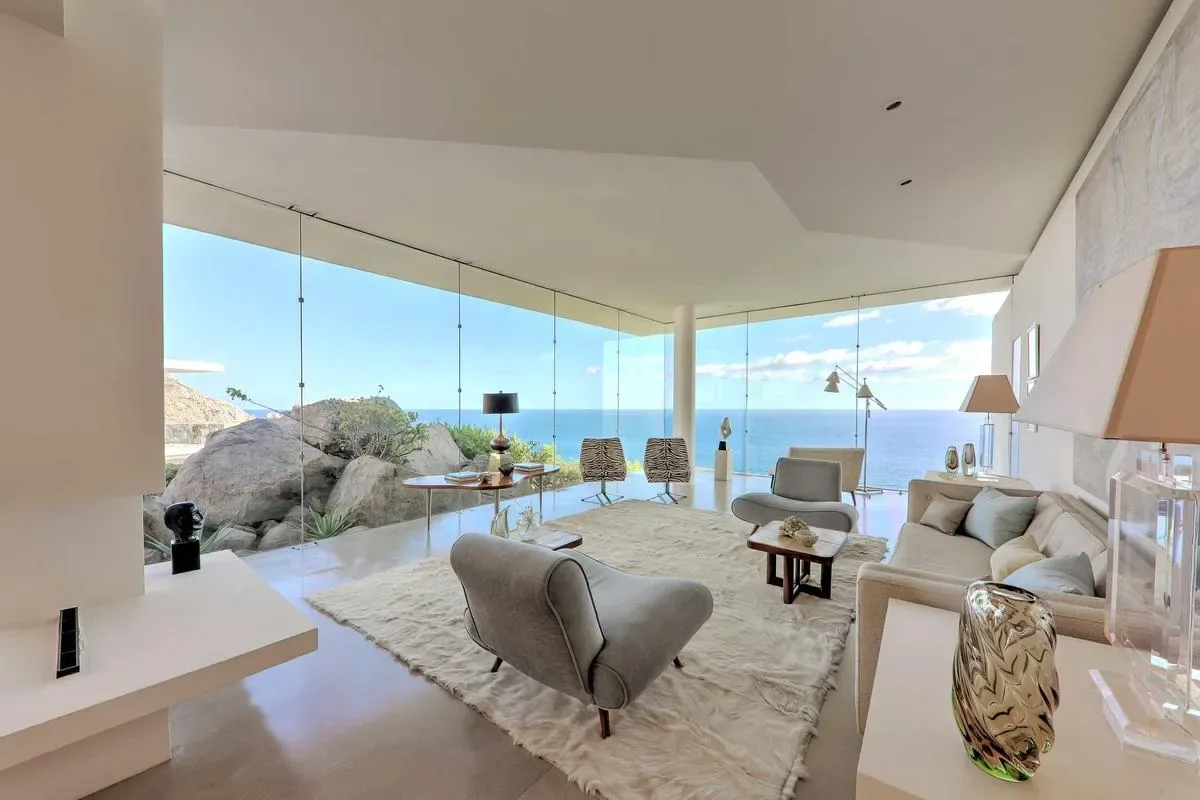 Remarkable 4BR Villa w/ Oceans Views & Pool