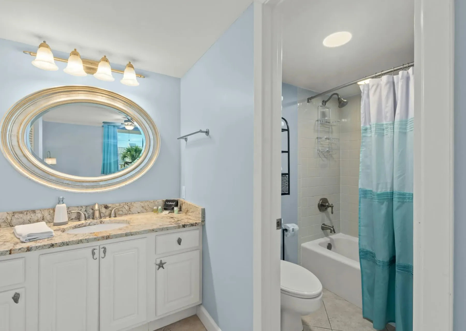 Un baño con un lavabo y una bañera detrás de una cortina de ducha.