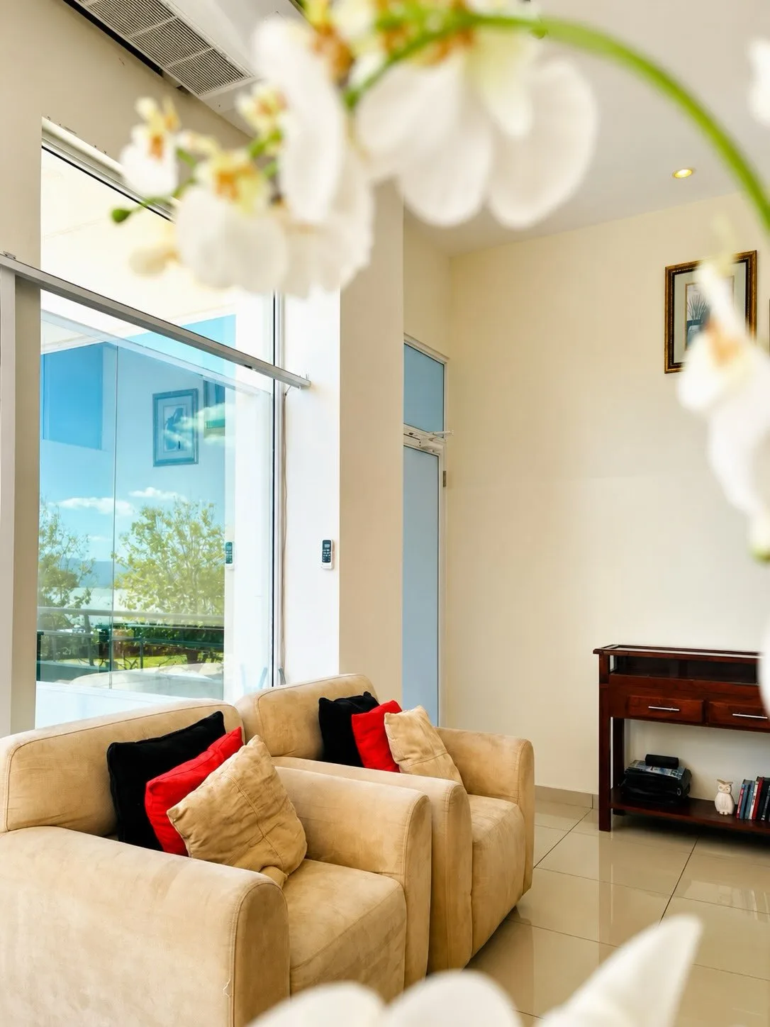 Espacio representativo del hotel: Una sala luminosa con asientos beige y grandes ventanales.