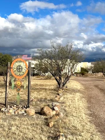 Representative hotel space: A dry landscaped outdoor area has a decorative metal sign beside a tree.