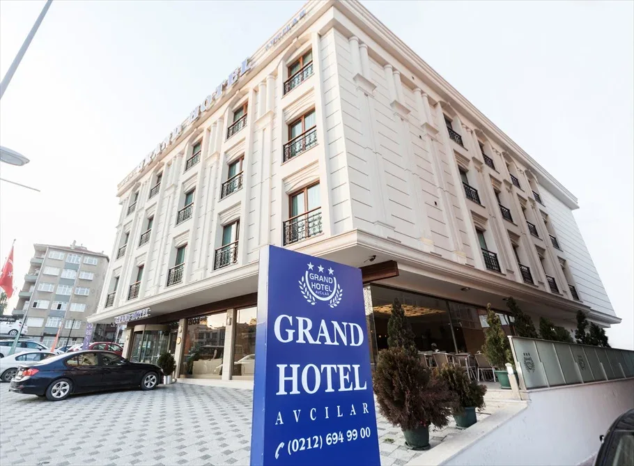 Representative hotel space: A multi-story hotel building stands beside a paved street.