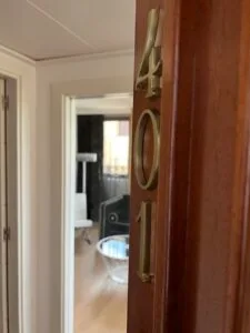 Espacio representativo del hotel: Una puerta da a un baño con ducha y lavabo.