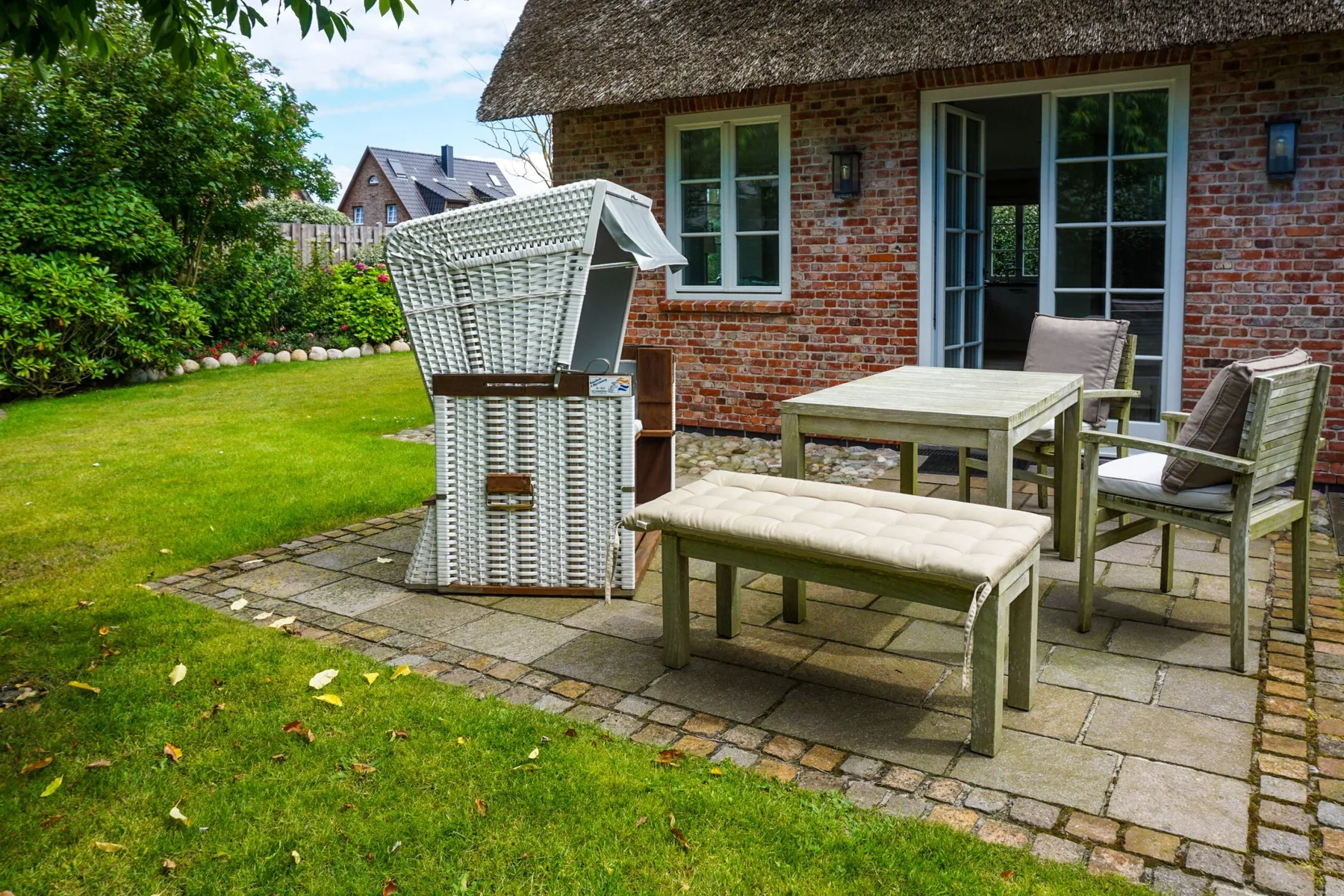 Erleben Sie Ihren Urlaub im typischen Sylt-Stil unter Reet.
