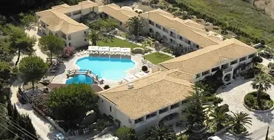 Espacio representativo del hotel: Vista aérea de un complejo hotelero con piscina y edificios alrededor.
