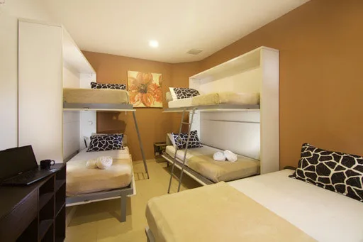 Espacio representativo del hotel: Un dormitorio con literas y camas adicionales distribuidas por la habitación.