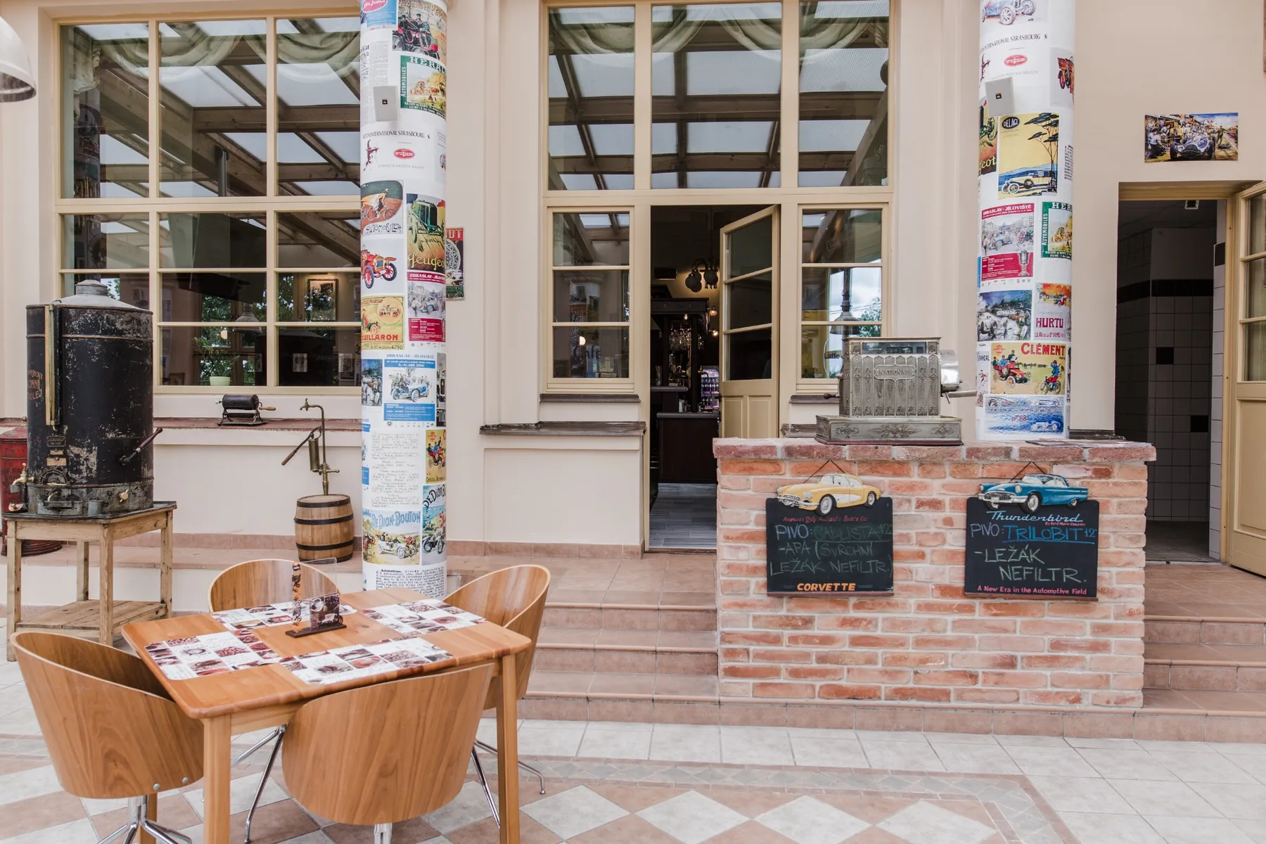 Espacio representativo del hotel: Una barra de café y una zona de mesas están junto a grandes ventanales.