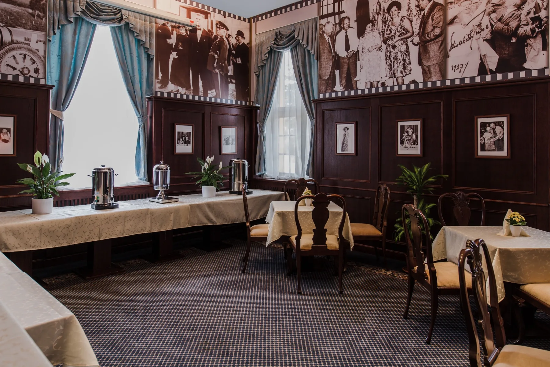 Espacio representativo del hotel: Un comedor con mesas, sillas y fotografías antiguas en las paredes.