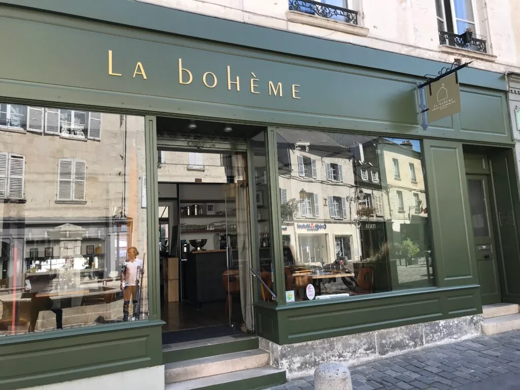 Espacio representativo del hotel: Un local con fachada verde oscuro y grandes escaparates.