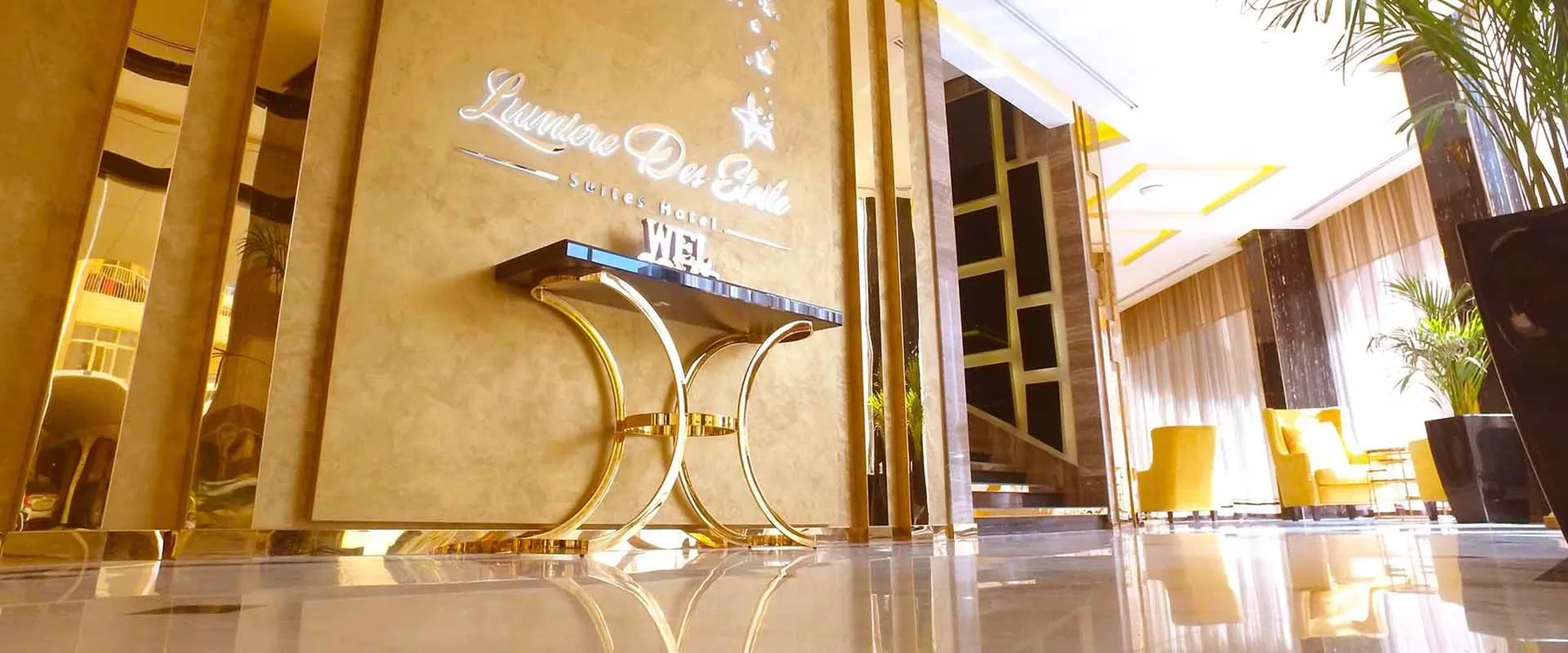 Espacio representativo del hotel: Vestíbulo de hotel con mostrador de recepción y asientos.