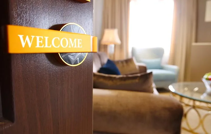 Espacio representativo del hotel: Un letrero de bienvenida en una puerta da paso a una zona de estar.