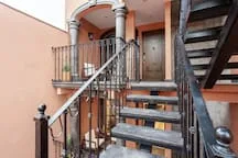Zona común: Una escalera exterior con barandillas metálicas conduce a un pequeño descanso.