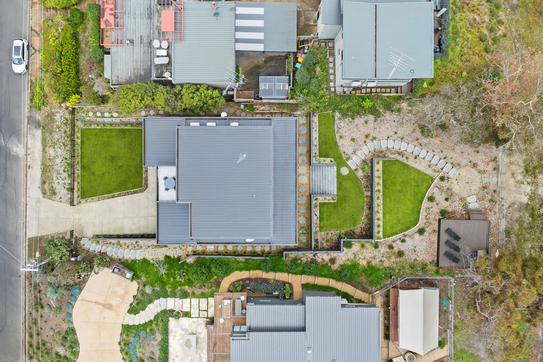 Vista aérea de varios edificios rodeados de jardines y senderos sinuosos.