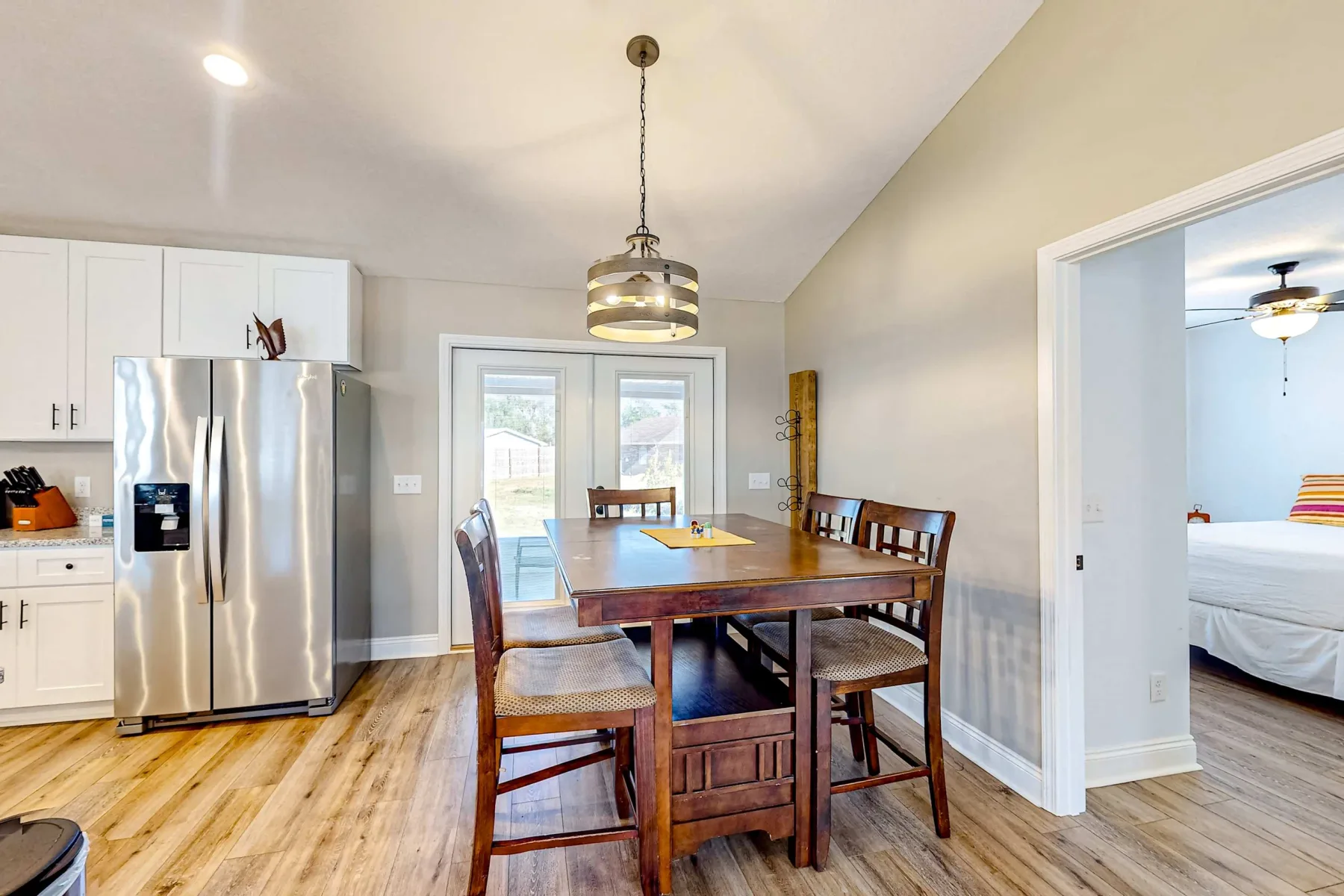Comedor con una mesa de madera y sillas junto a la cocina.