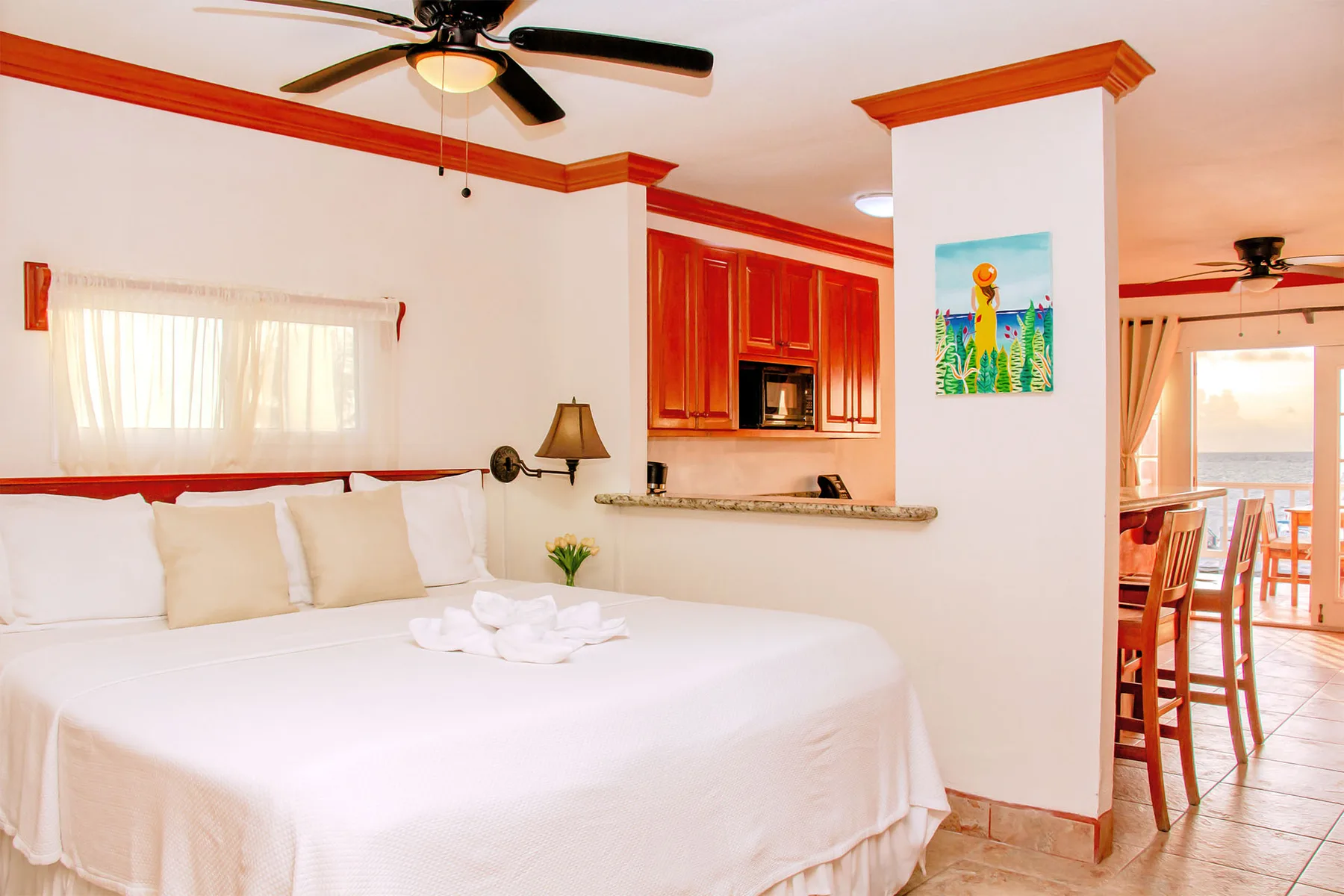 Espacio representativo del hotel: Dormitorio con una cama grande, gabinetes rojos y un comedor contiguo.