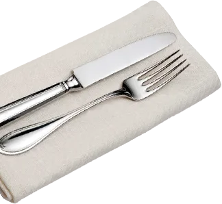 Espacio representativo del hotel: Un cuchillo y un tenedor descansan sobre una servilleta doblada.