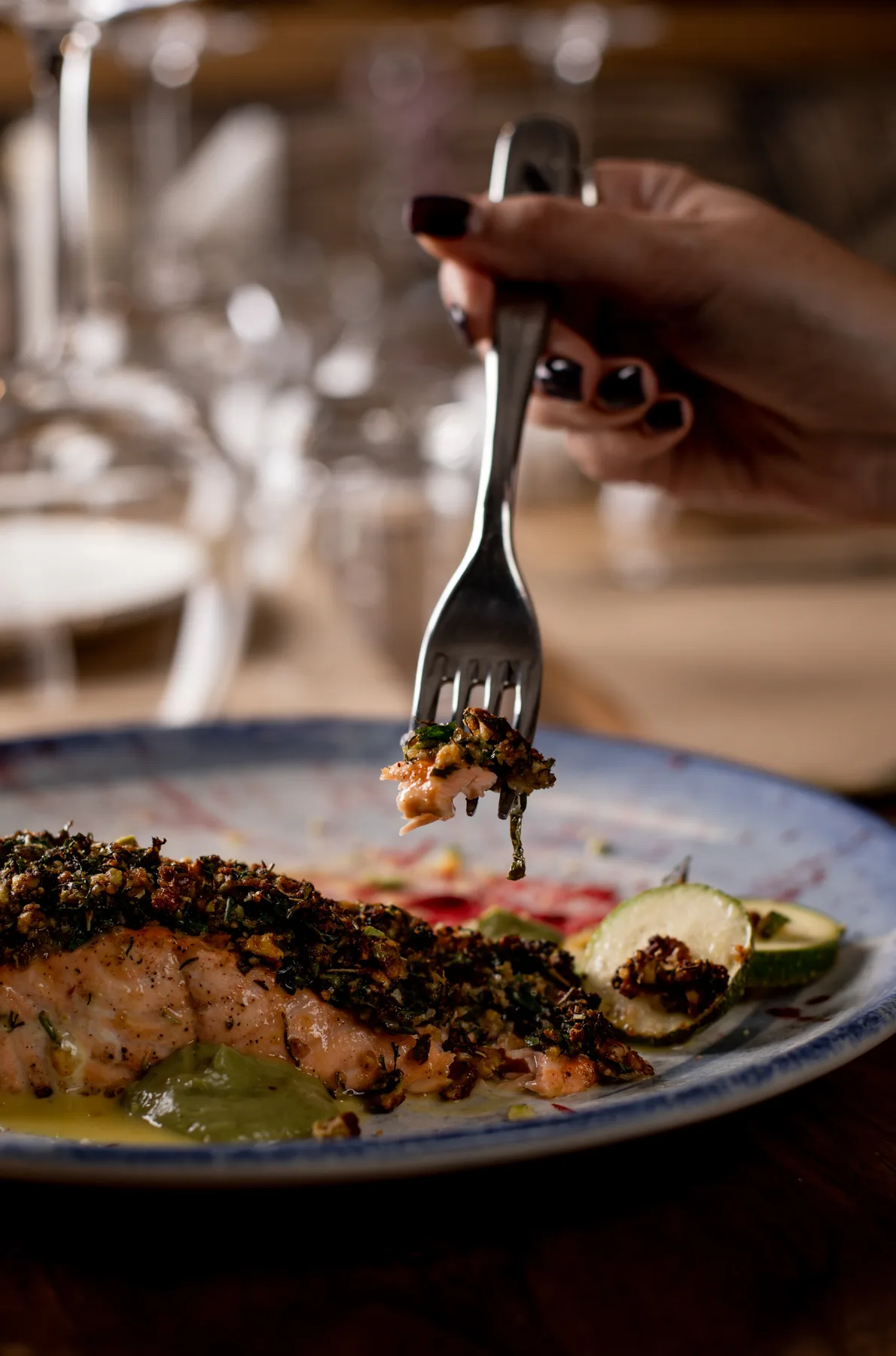 Espacio representativo del hotel: Se está comiendo un plato servido en una mesa.
