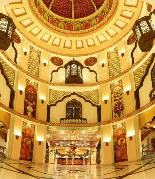 Espacio representativo del hotel: Un vestíbulo de hotel ornamentado con paneles decorativos y un techo circular.