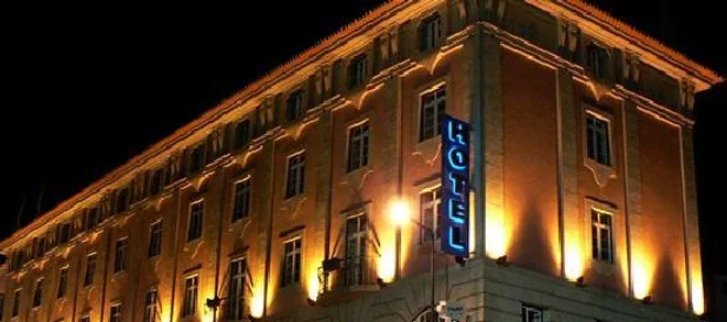 Espacio representativo del hotel: Un edificio hotelero de varios pisos está iluminado por la noche.
