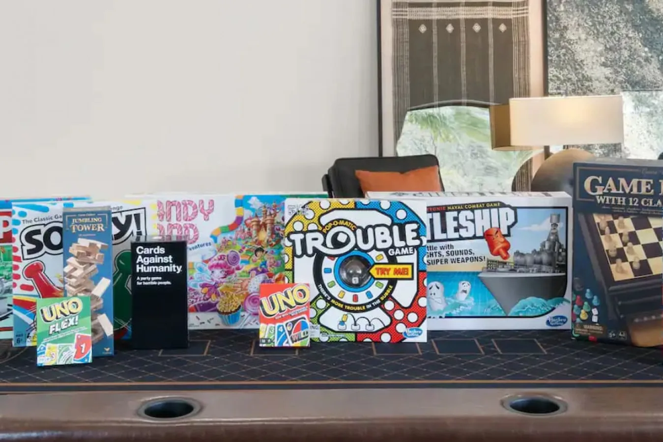 Hay juegos de mesa expuestos sobre una mesa frente a una ventana.