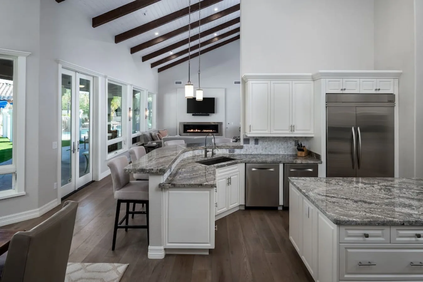 Una cocina y comedor de concepto abierto, luminosos y con una isla central grande.