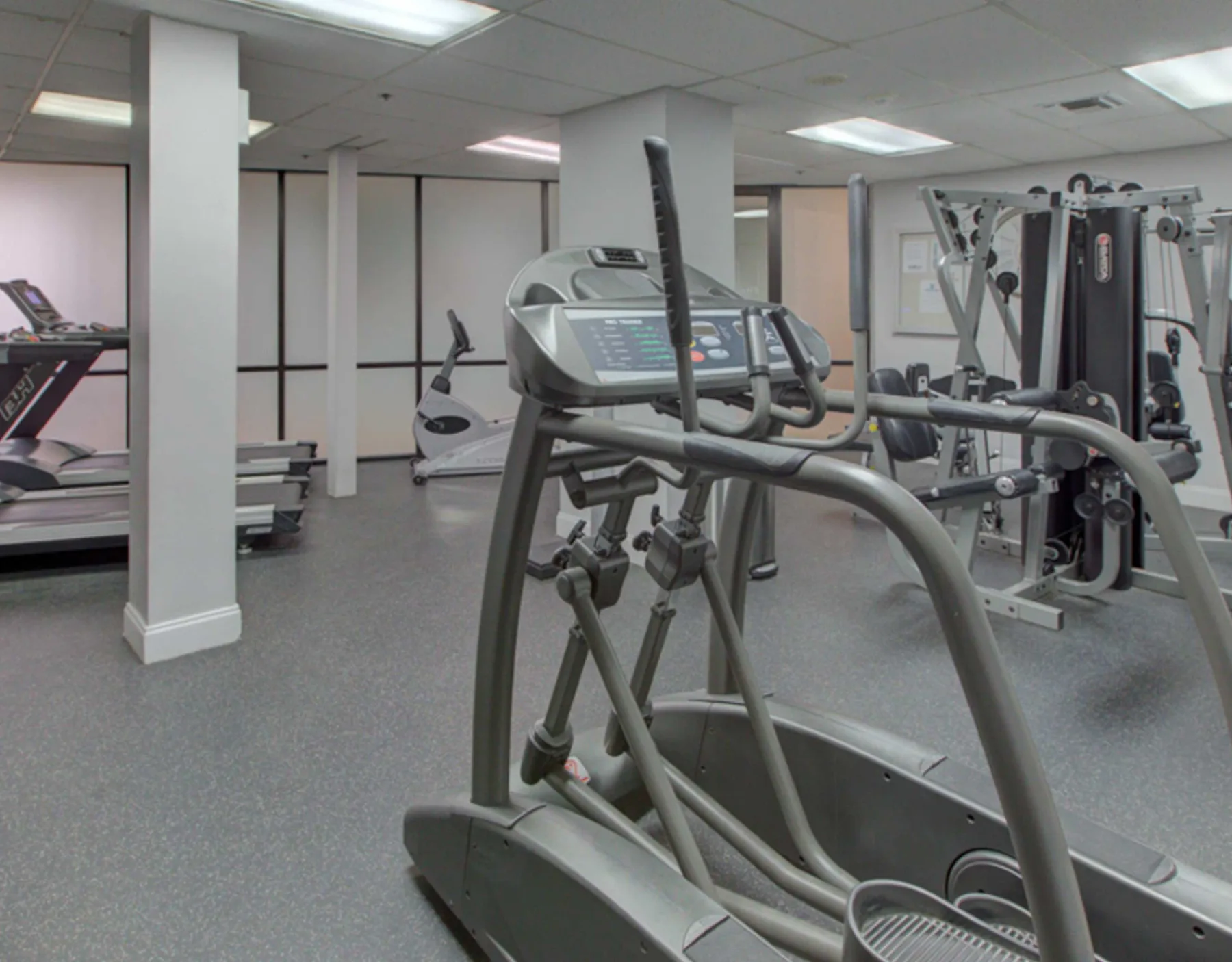 Zona común: Un gimnasio con máquinas de ejercicio y cintas de correr.