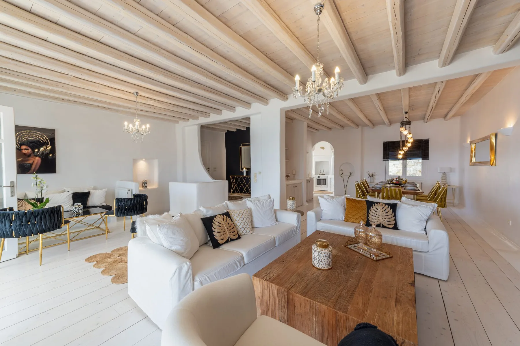 Una sala luminosa con asientos blancos y una mesa de centro de madera.