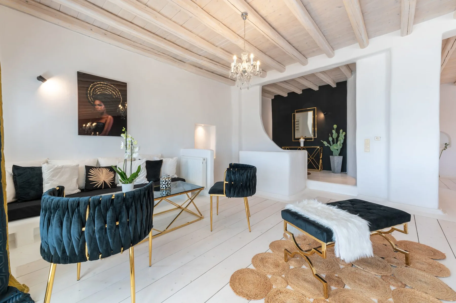 Una sala luminosa tiene asientos alrededor de una mesa baja sobre una alfombra tejida.