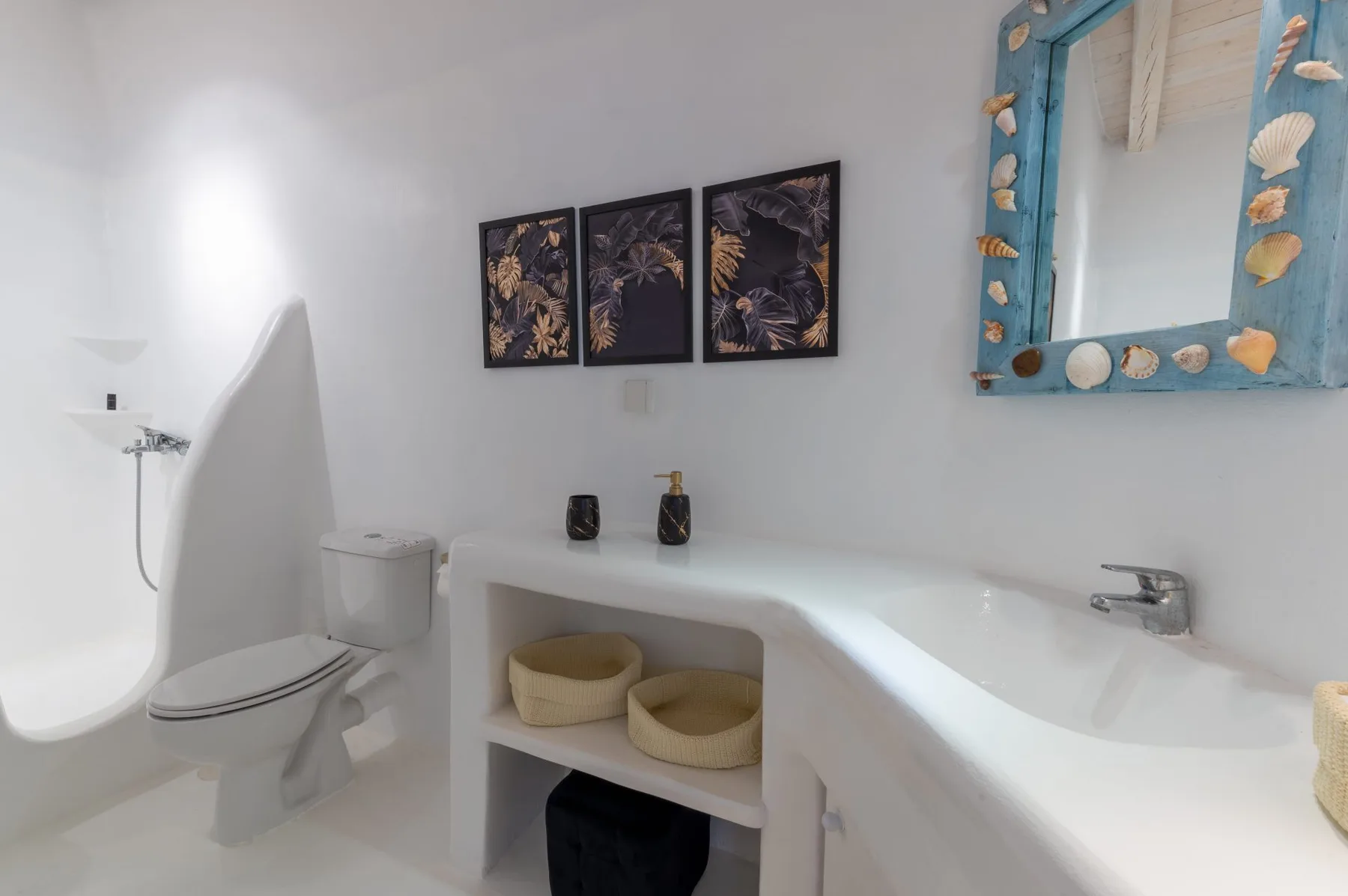 Un baño luminoso con bañera, inodoro y lavabo integrado en la encimera.