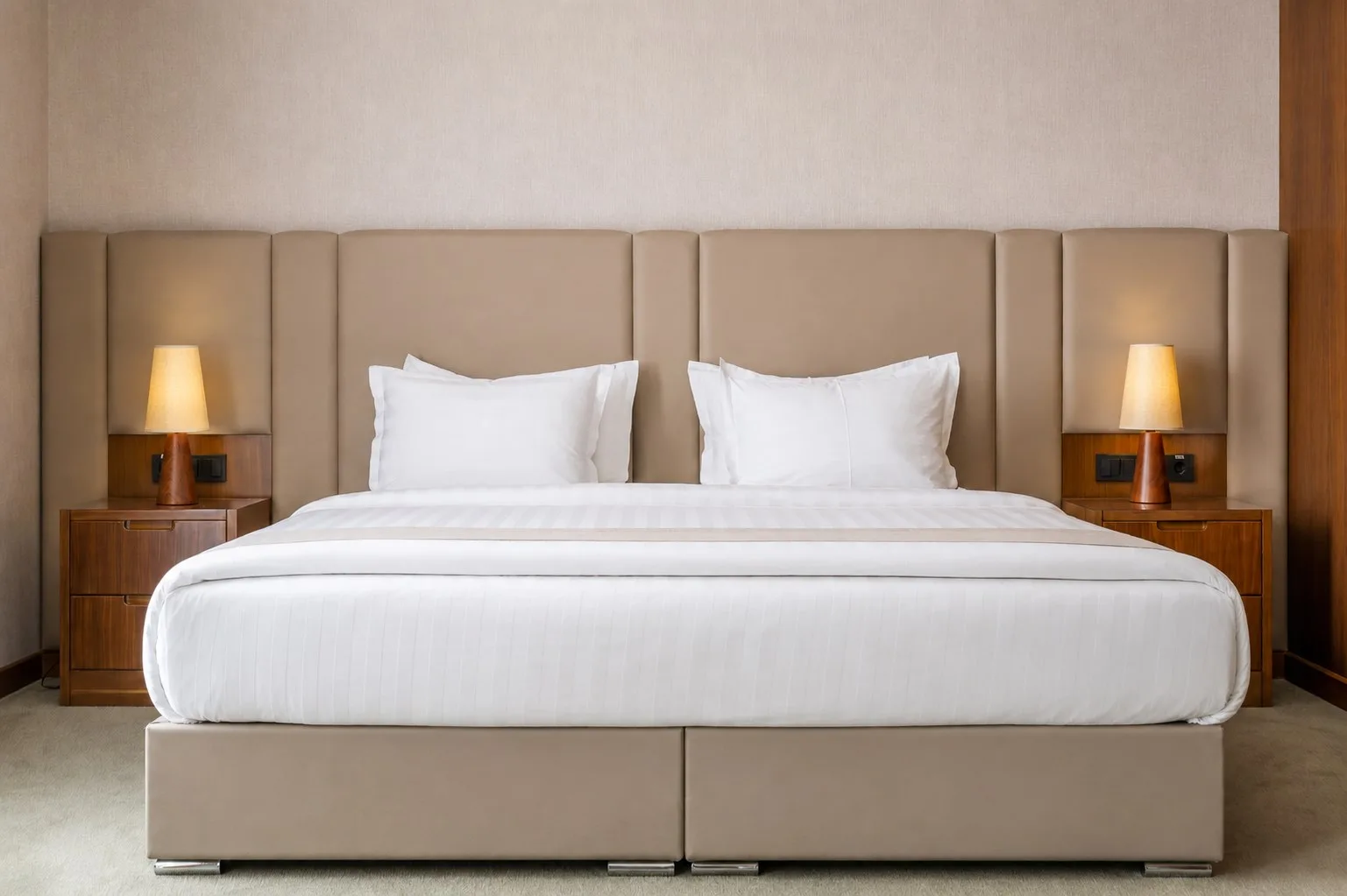 Espacio representativo del hotel: Un dormitorio con una cama bien hecha y lámparas de mesilla a juego.