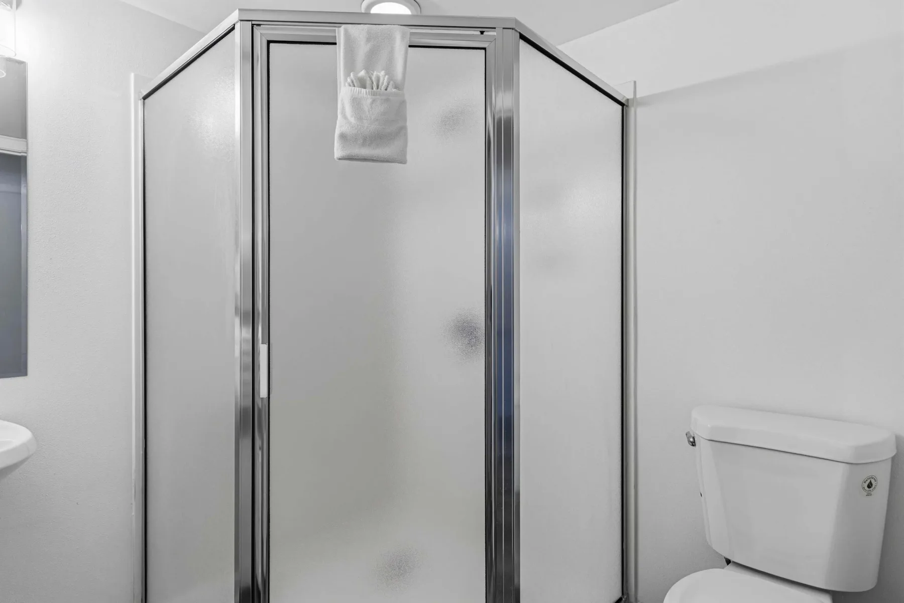 Un baño con ducha e inodoro.