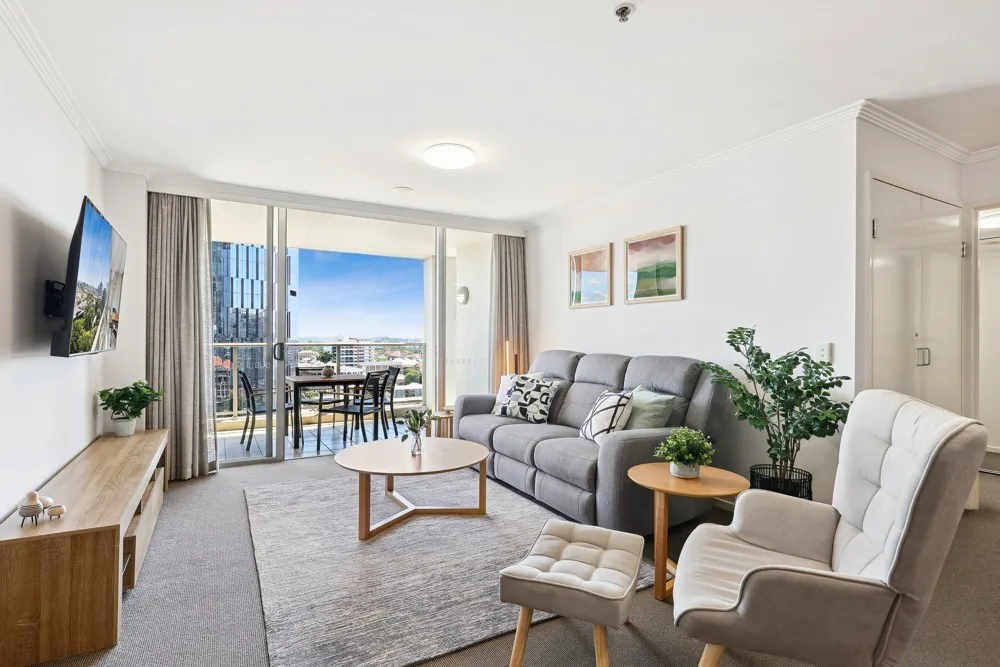 2-Bed City Abode with Swimming Pool, Gym & Views