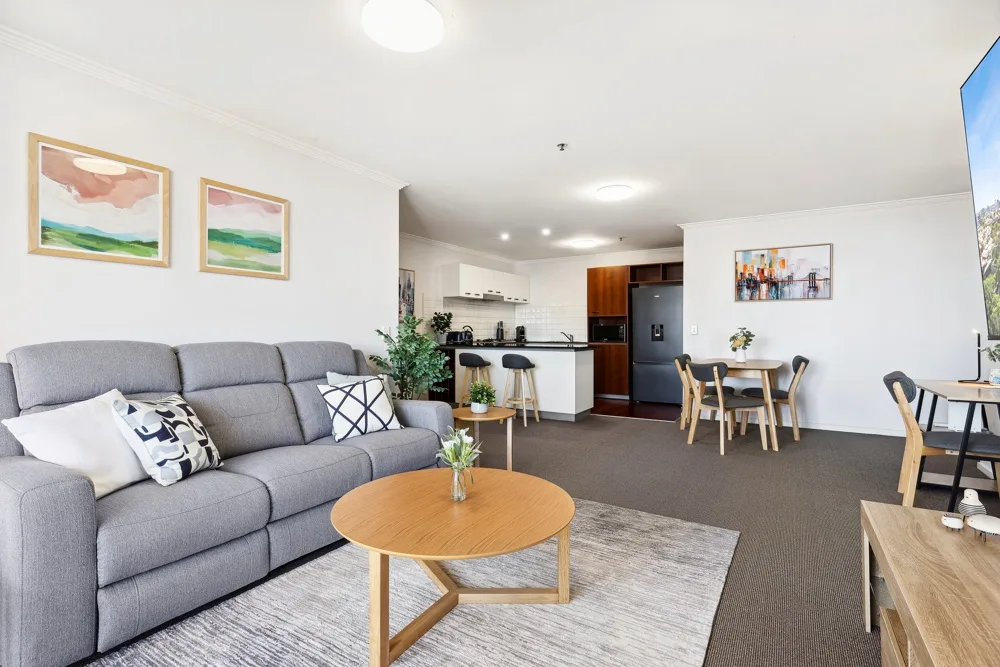 2-Bed City Abode with Swimming Pool, Gym & Views