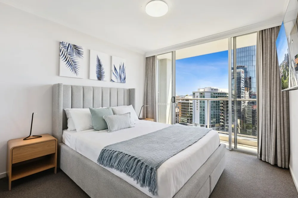 2-Bed City Abode with Swimming Pool, Gym & Views
