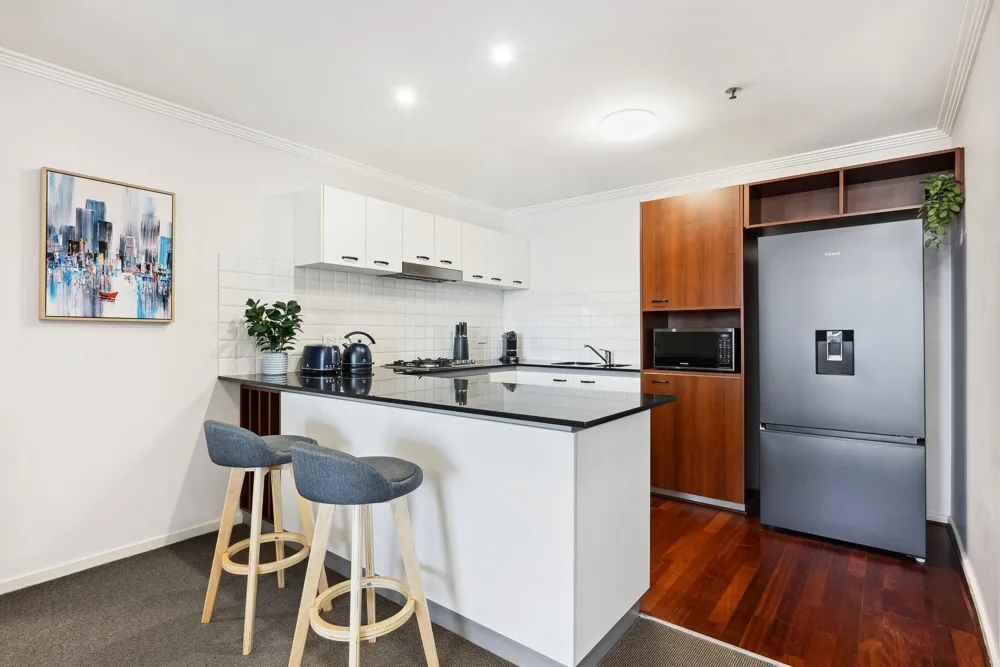 2-Bed City Abode with Swimming Pool, Gym & Views