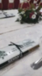 Espacio representativo del hotel: Una mesa de comedor está preparada con un centro floral y menús impresos.