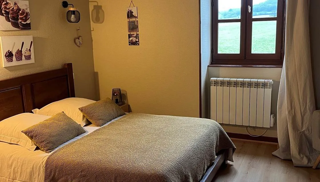 Espacio representativo del hotel: Un dormitorio con una cama bien arreglada junto a una ventana.