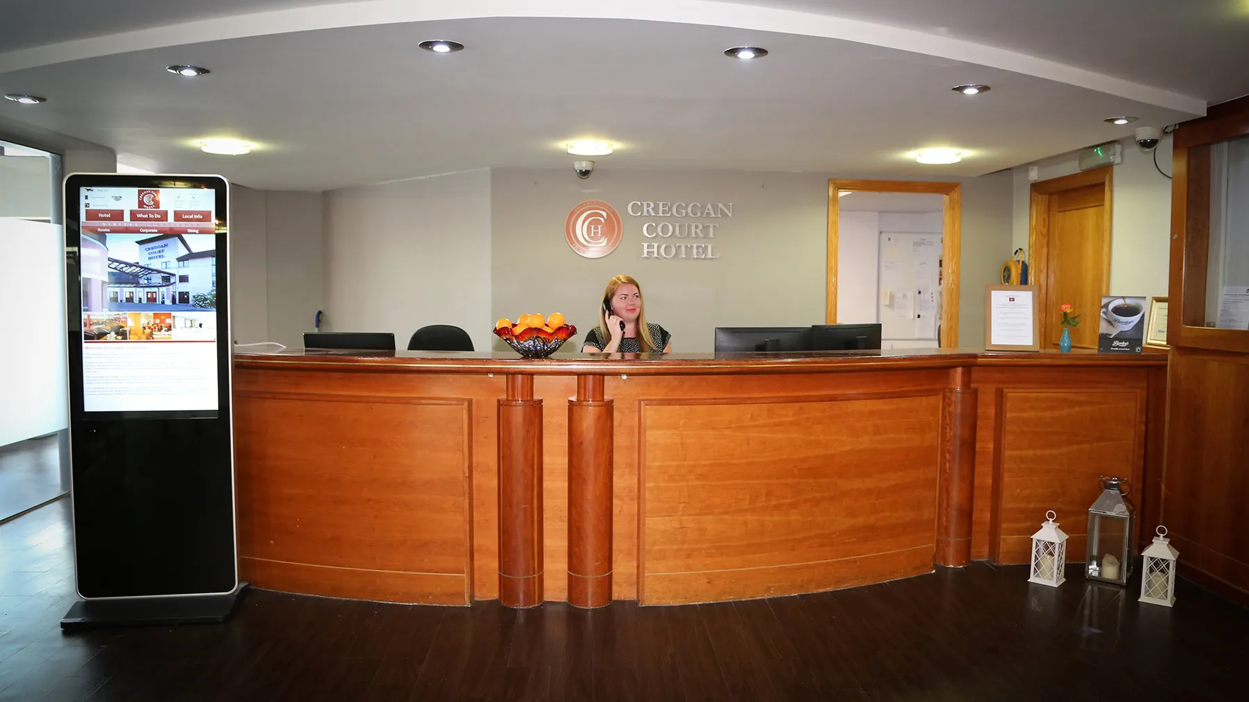 Espacio representativo del hotel: Mostrador de recepción de hotel con una persona detrás del mostrador.