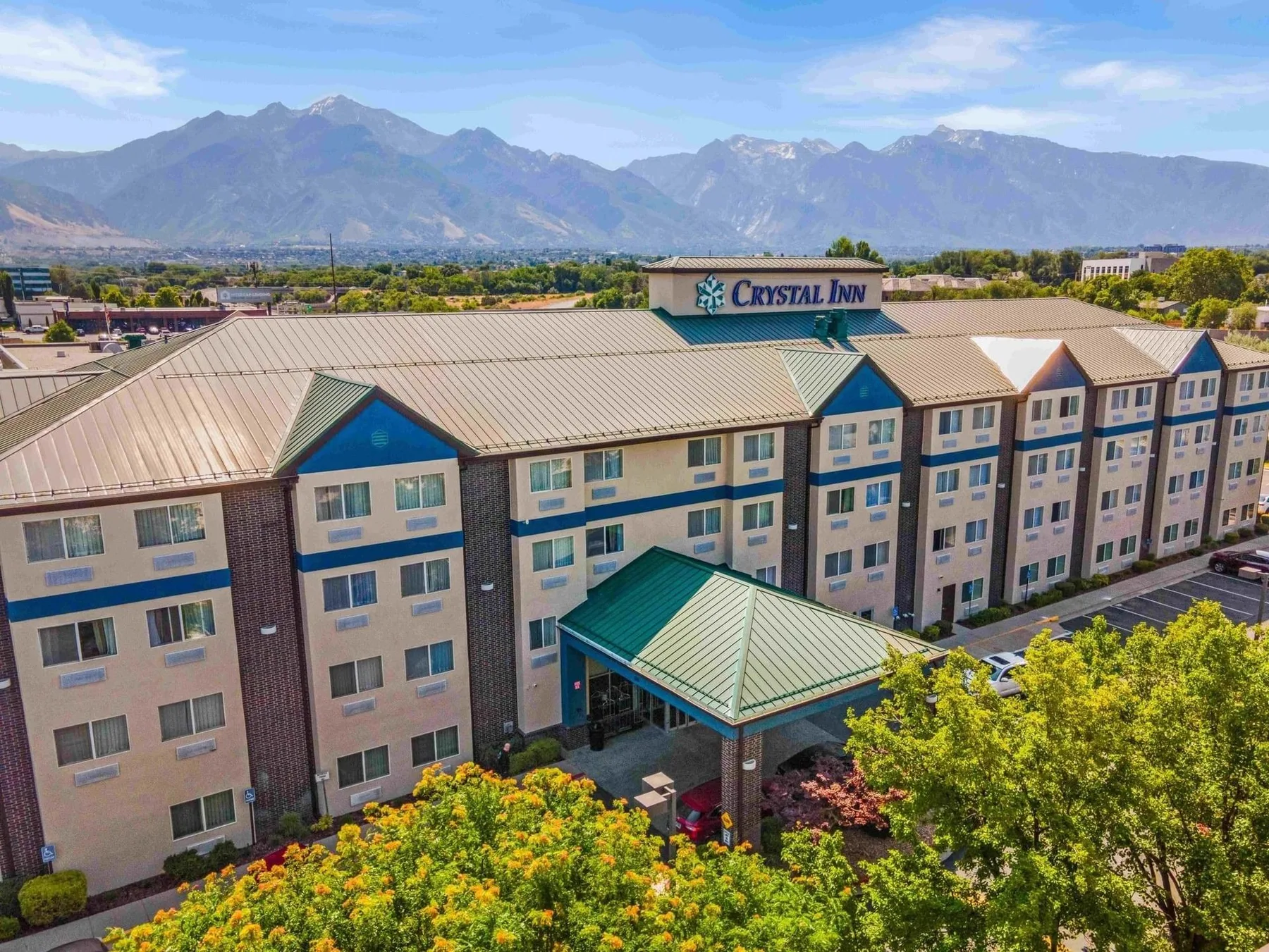Espacio representativo del hotel: Vista aérea de un edificio de hotel con montañas al fondo.