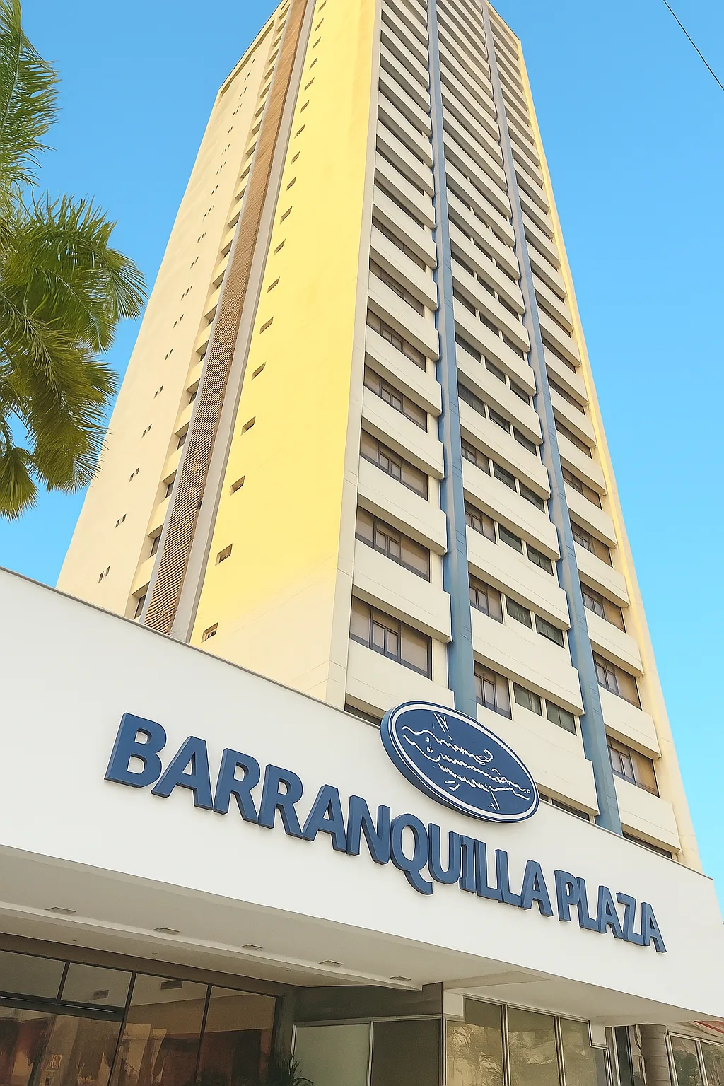 Espacio representativo del hotel: Una alta torre hotelera se eleva sobre una entrada con el nombre Barranquilla Plaza.