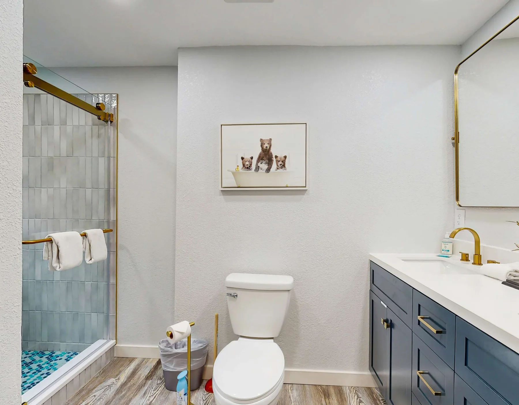 Un baño con inodoro, lavabo y una zona de ducha de vidrio.