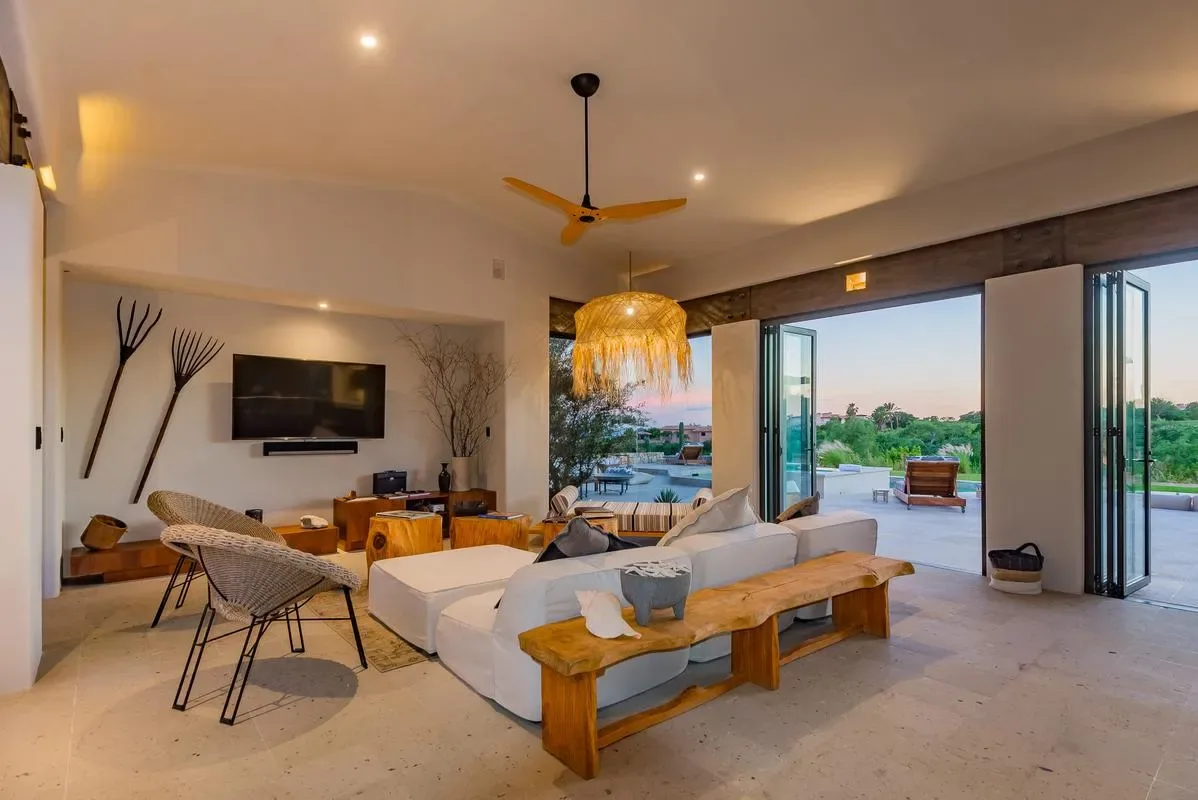 Luxury 5BR Villa w/ Pool & Sea Views