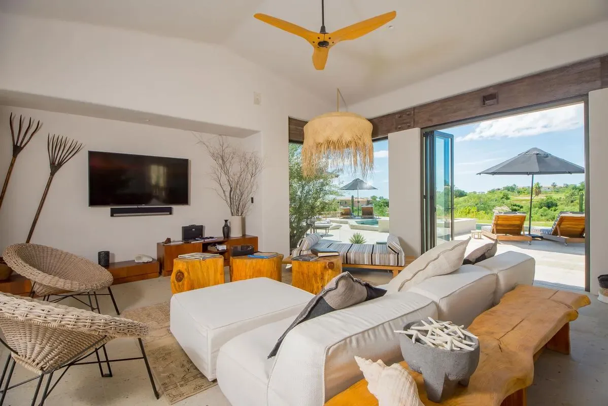 Luxury 5BR Villa w/ Pool & Sea Views