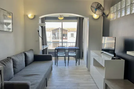 Bright 26 m² with pool in Frejus