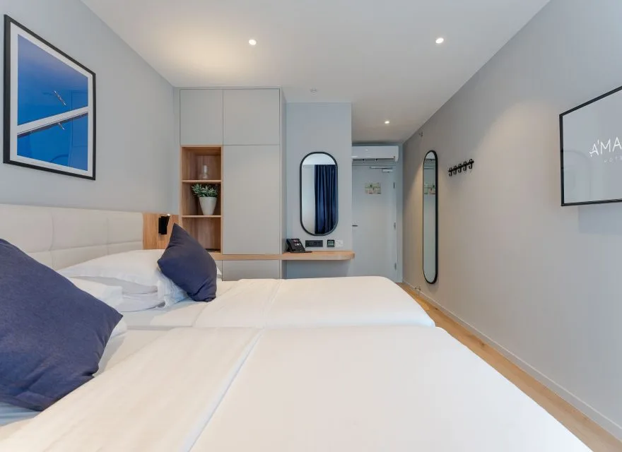 Espacio representativo del hotel: Un dormitorio con una cama bien hecha y armarios empotrados.