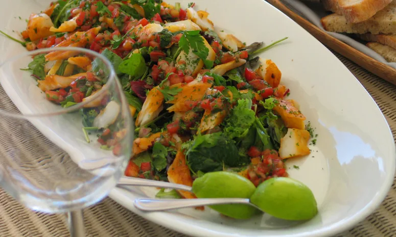 Espacio representativo del hotel: Un plato de ensalada con verduras picadas y hojas frescas.