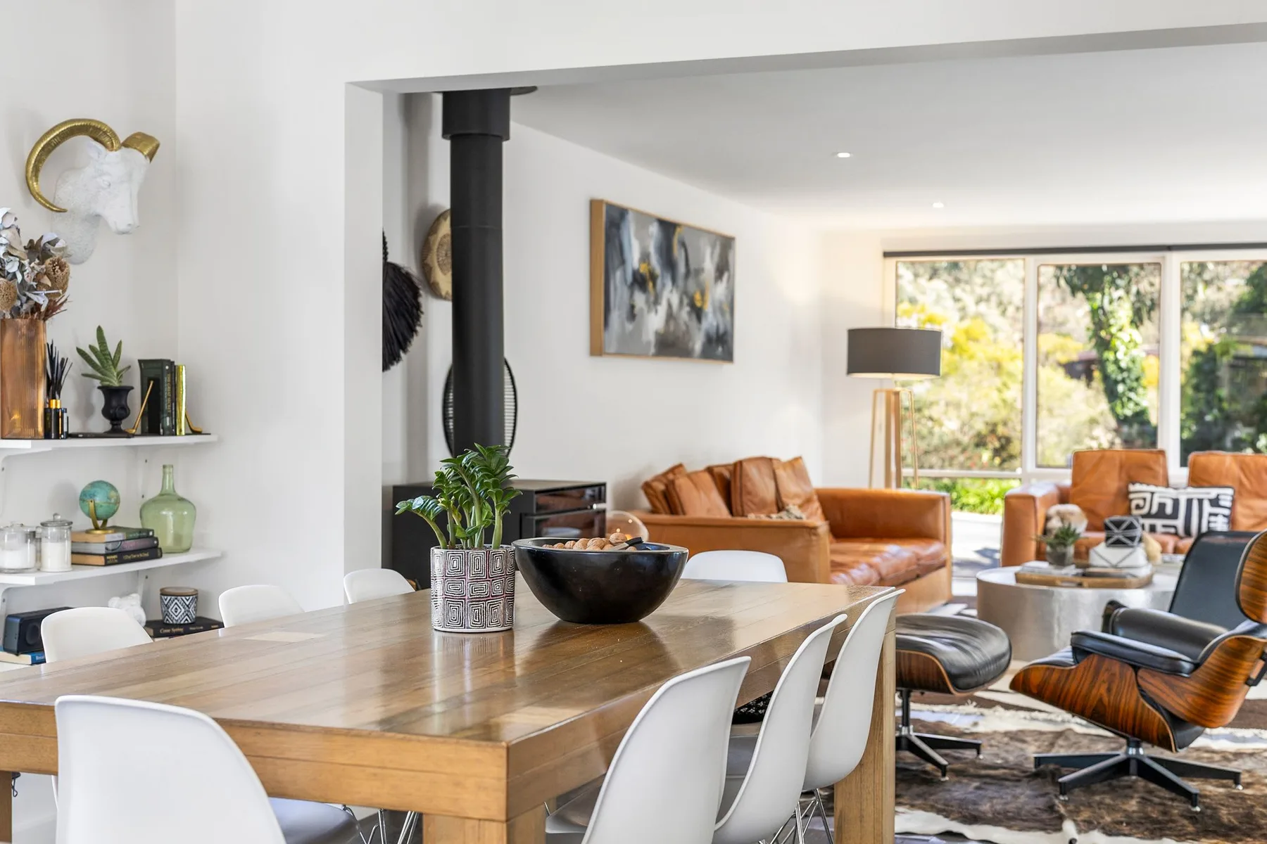 Una luminosa sala-comedor de planta abierta con una mesa de madera y asientos.