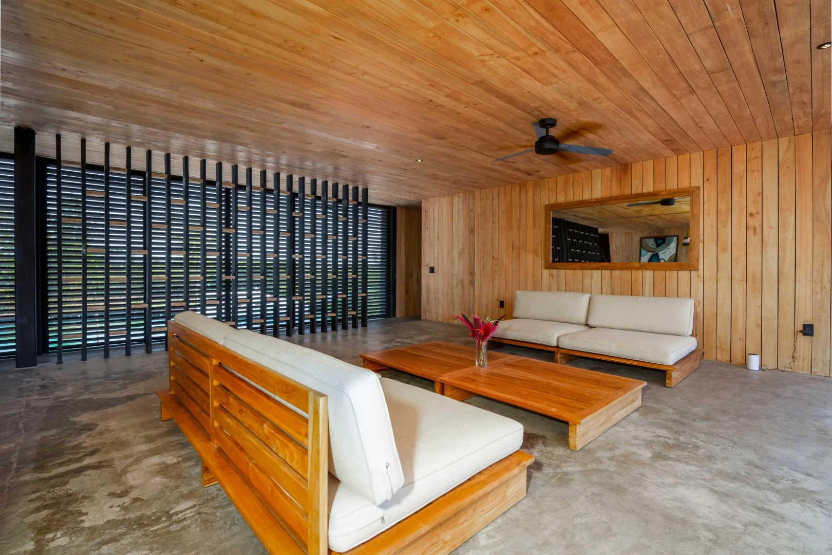Una sala revestida de madera con asientos dispuestos alrededor de una mesa baja.