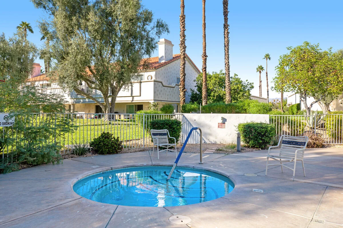 Zona común: Una pequeña piscina exterior está junto a un patio pavimentado con asientos.