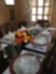Espacio representativo del hotel: Un comedor con mesas dispuestas alrededor de un centro de mesa colorido.